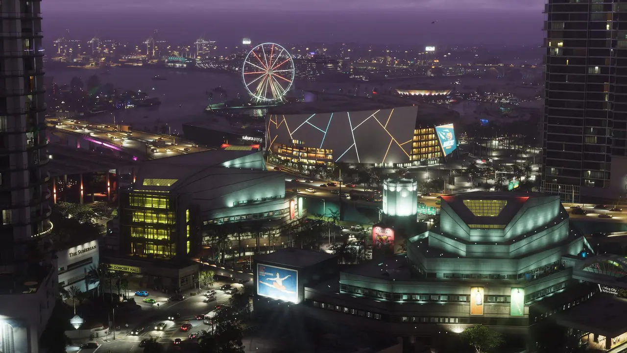 Vice City de noche desde arriba: una rueda de la fortuna iluminada, un estadio y torres resplandecientes